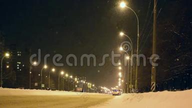 夜间在城市街道上下雪。