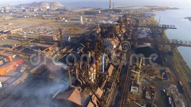从钢铁厂和高炉的管道俯瞰肮脏的烟雾和烟雾。 工业化城市，污染
