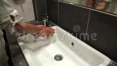 女人洗手