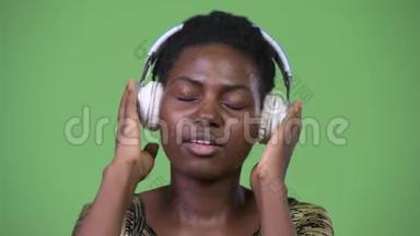 年轻漂亮的非洲女人听音乐