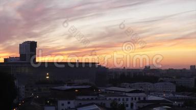 建筑物和足球场和早晨日出。 在足球场背景下的城市黎明