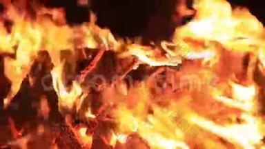 夜晚蟋蟀和火<strong>噼啪作响</strong>的声音。篝火的特写镜头。为盖伊·福克斯烧掉一张长凳。
