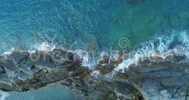 从空中俯瞰地中海海浪到达和撞击岩石海岸海滩海岸。 <strong>天气晴朗</strong>