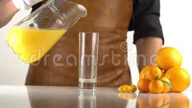 高转速的炊具将oranged果汁与解码器进入高玻璃位于曼达林附近。