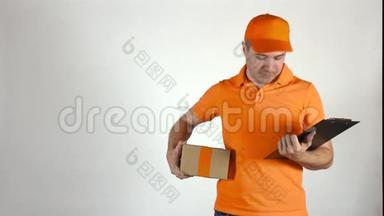 穿橙色制服的送货员给了一个小包裹。 浅灰色背景，4K摄影棚拍摄