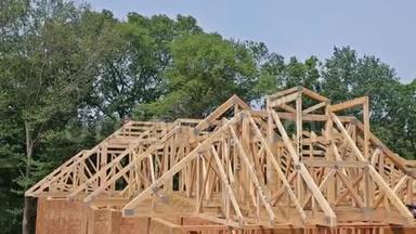 木结构房屋，木桁架、柱、梁框架的在建木屋。