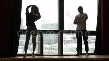 年轻漂亮的夫妇在照相馆摆<strong>姿势拍照</strong>。
