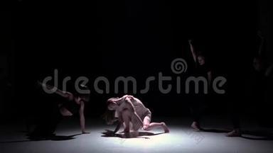 开始五位舞者在黑色、阴影、慢动作上的现代舞蹈表演