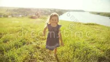 日落时分，小女孩在草地上奔跑