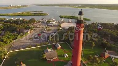 180度环绕灯塔飞行，揭示佛罗里达州代托纳海滩的美丽海滩