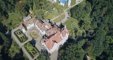 乌克兰Transcarpathian旧的Schenborn城堡屋顶和立面空中展览
