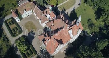 乌克兰Transcarpathian旧的Schenborn城堡屋顶和立面空中展览
