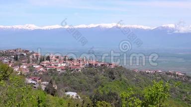 从远处观看城市西格纳吉，阿拉扎尼山谷和高加索山脉。 <strong>晴朗</strong>的晴天