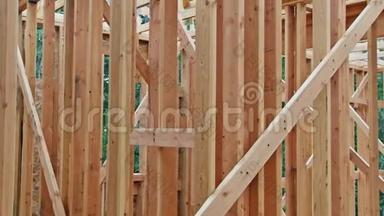 木<strong>结构</strong>房屋，木<strong>桁架</strong>、柱、梁框架的在建木屋。