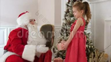 圣诞老人送礼物给一个惊讶的小女孩