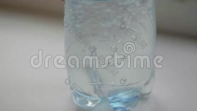 瓶装汽水被放置在白色表面，气泡出现