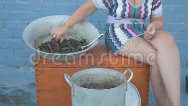 在河中捕获的活小龙虾是在露天的Arge铝锅里煮熟的。 女人把迪尔放进平底锅和<strong>盐水</strong>里。