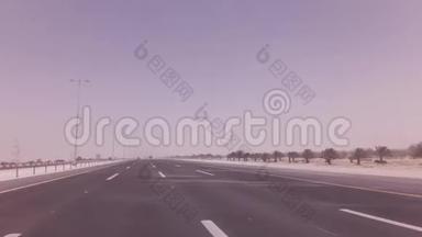 沙尘暴在高速公路上扫过沙子的录像