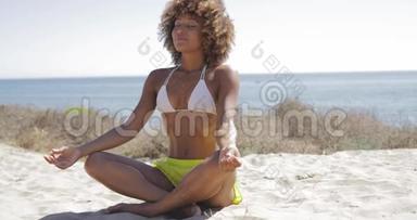 <strong>专心</strong>致志的女人在海滩上冥想