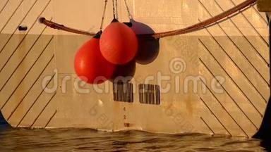 港口渔船，背面悬挂红色浮标，水深