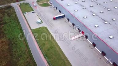 工业仓库/仓库/装卸大楼/装卸区许多卡车正在装卸货物