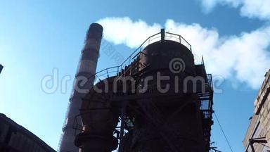 钢管背景上的钢厂结构，由此产生白烟