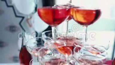 香槟倒入玻璃杯中.. 一排装满香槟的玻璃杯排成一排，准备上桌