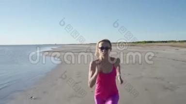 在阳光明媚的海滨背景下，独立的年轻女子运动员在海滩上<strong>跑步</strong>运动，女子<strong>跑步</strong>者短跑训练