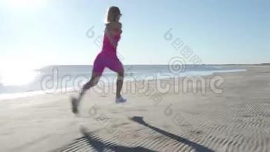 在阳光明媚的海滨背景下，独立的年轻女子运动员在海滩上跑步运动，女子跑步者短跑训练