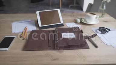 工作台桌面，平板电脑、手机、手表、热咖啡、<strong>茶饮</strong>料、皮箱、便笺、记事簿