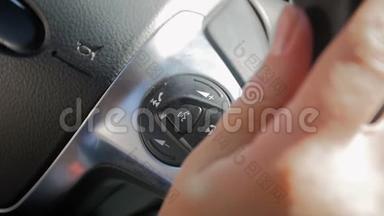 驾驶员驾驶汽车时双手握在方向盘上的慢速镜头