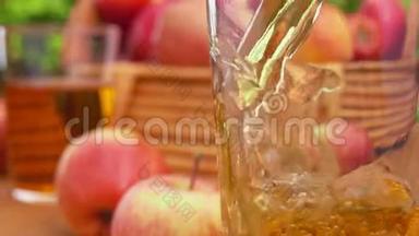 <strong>苹果</strong>汁<strong>苹果</strong>汁倒入玻璃杯和篮子<strong>苹果</strong>