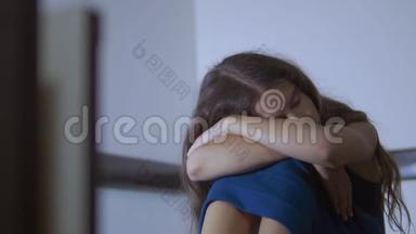 悲伤的女孩心烦意乱地拥抱她的脚。 沮丧和自杀的小可怜的女学生悲伤思念