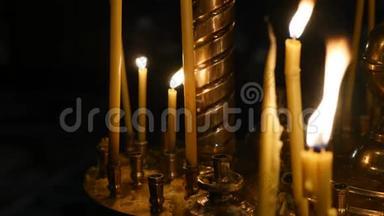 教堂的烛台上点燃了蜡烛