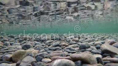 深秋多彩的河底，长满藻类的<strong>石块</strong>和岩石反射的<strong>地</strong>表张力