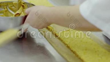 制作黄色蛋糕的过程