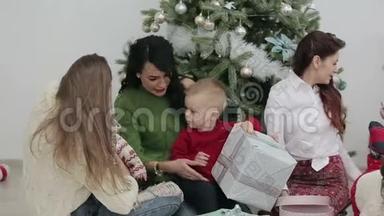圣诞快乐，节日快乐，快乐的母亲和他们的孩子带着圣诞礼物