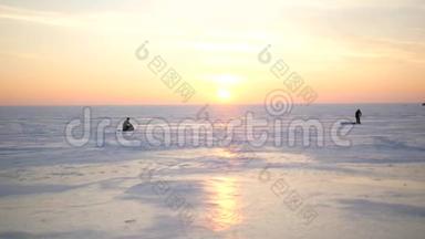 海鸥坐在冰封的海面上。 海鸥飞过冬天的大海.. 白色的大海鸥飞过