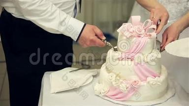 新婚夫妇用蓝花切蛋糕