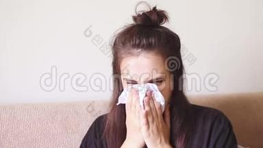 生病的年轻女子坐在家里流鼻涕。
