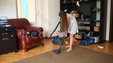 女孩用吸尘器打扫房间里的地毯