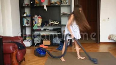 女孩用吸尘器<strong>打扫房间</strong>里的地毯