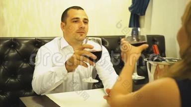 一对幸福的年轻情侣在一家豪华餐厅里有一个愉快的约会
