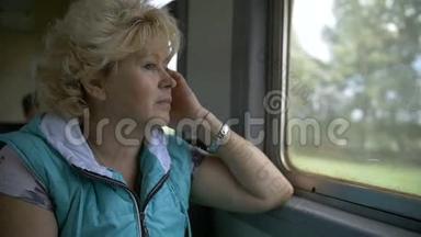 坐火车<strong>看窗外</strong>的女人，慢动作