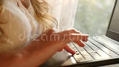 女孩手里拿着笔记本电脑。 高清高清