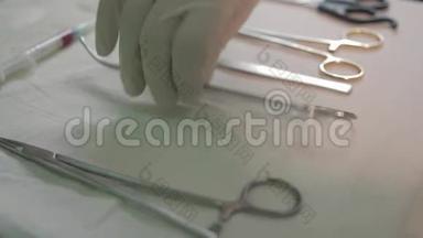 四种不同不锈钢手术钳和手术刀在白色背景下的特写。交给医生