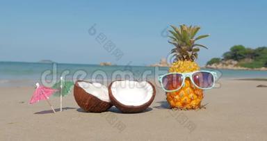 在热带海滩<strong>上</strong>，菠萝在炎热的<strong>夏季</strong>阳光下，戴<strong>上</strong>太阳镜，在热带异国海岸<strong>上</strong>拍摄一幅水果特写。