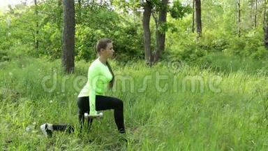 在公园里和哑巴一起<strong>蹲着</strong>锻炼身体的年轻女子