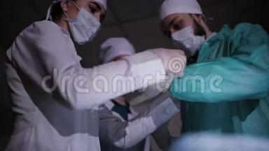 护士帮外科医生戴上手术手套