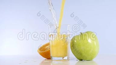 苹果汁和橘子<strong>倒入</strong>玻璃<strong>杯中</strong>。 苹果饮料。 新鲜苹果